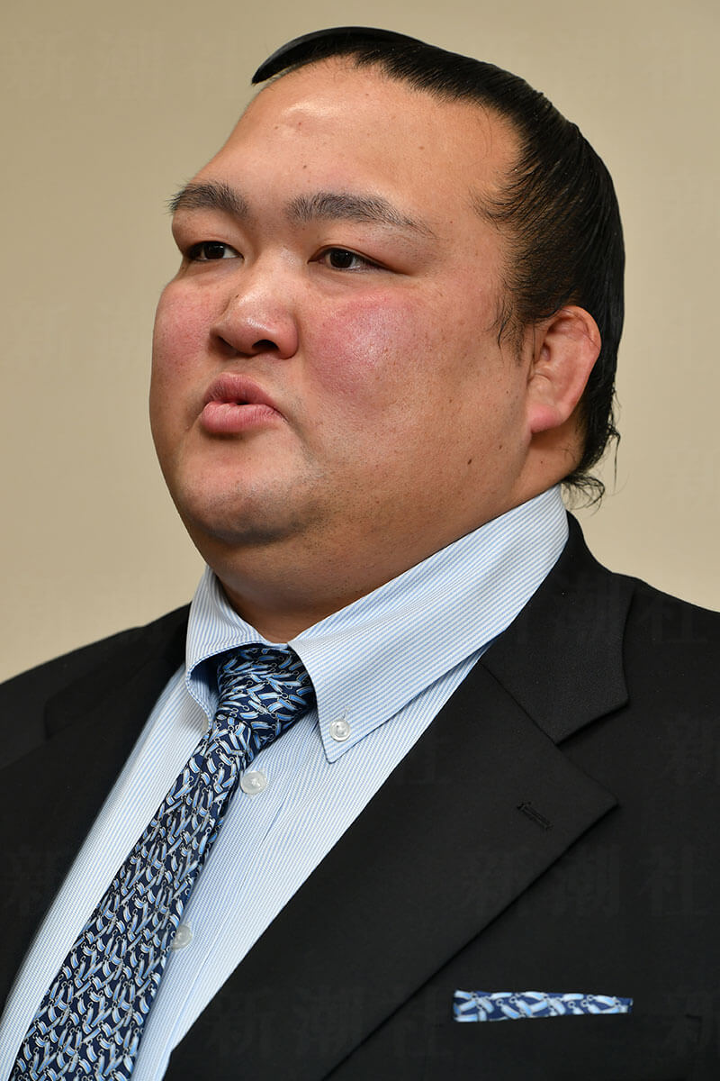 💥相扑部屋惊天丑闻：酒瓶灌肠，尿臭熏天，抢钱敛财！