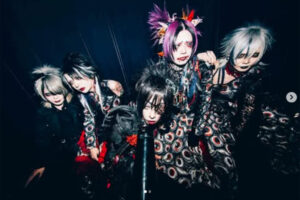 💥震惊！乐队用“冲绳少女”照片翻车，引爆全网怒火！ 封面