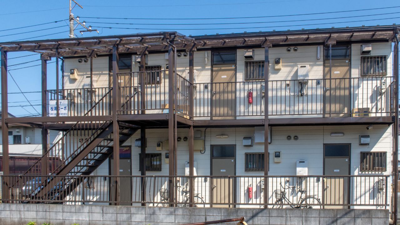 💰百万富翁的自嘲：37年老破屋，月租7万！