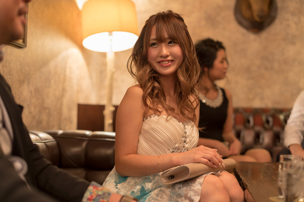 🗼霓虹女孩的异国“捞金”记：巴黎、伦敦，迎合高管！