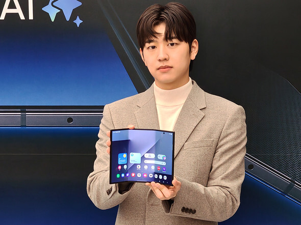 ✨屏风折叠！三星新机：展开是平板，价格…心疼！