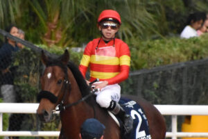 🐎香港赛场：惊险！骑师被罚+狂奔闯入者！ 封面