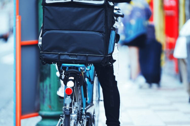 ⚠️外卖惊魂！外国人住户乱扔垃圾，骑手：太难了！