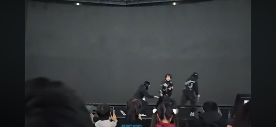 🎤日歌手唱《海贼王》主题曲，竟被驱赶下台？！