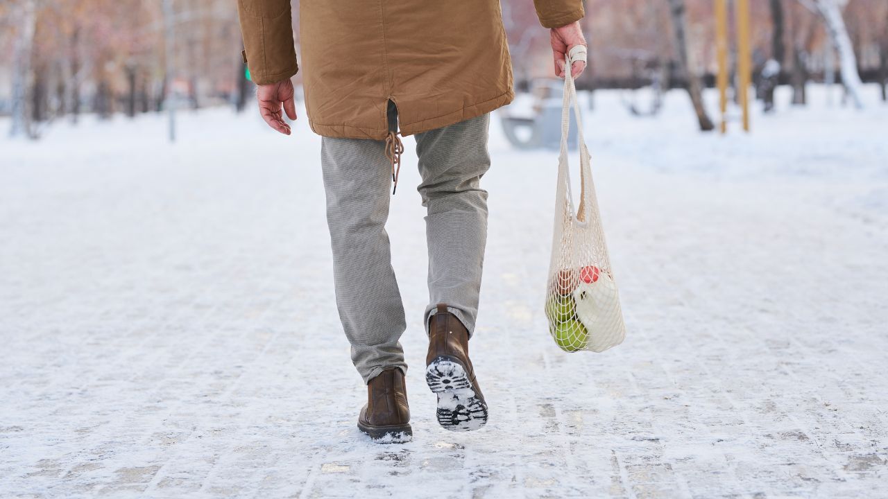 💔独居老人5公里步行就医，靠半价便当…竟是亿万富翁！
