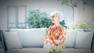 💰富裕却孤单：82岁高龄独居，月领15万，竟活成这样！ 封面