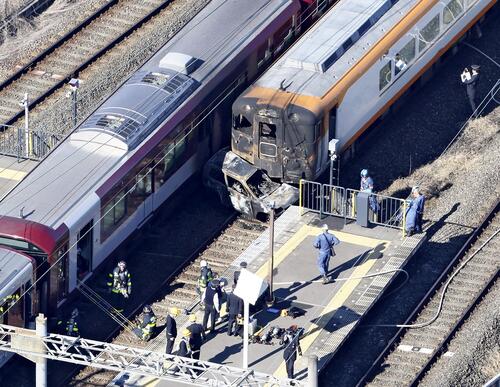 💥惊魂！火车猛撞，轿车逃出生天！