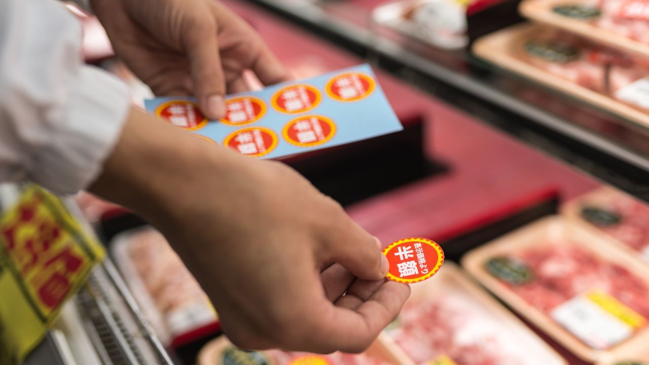 💥60岁富婆的崩塌：月花30万，如今只等超市打折！