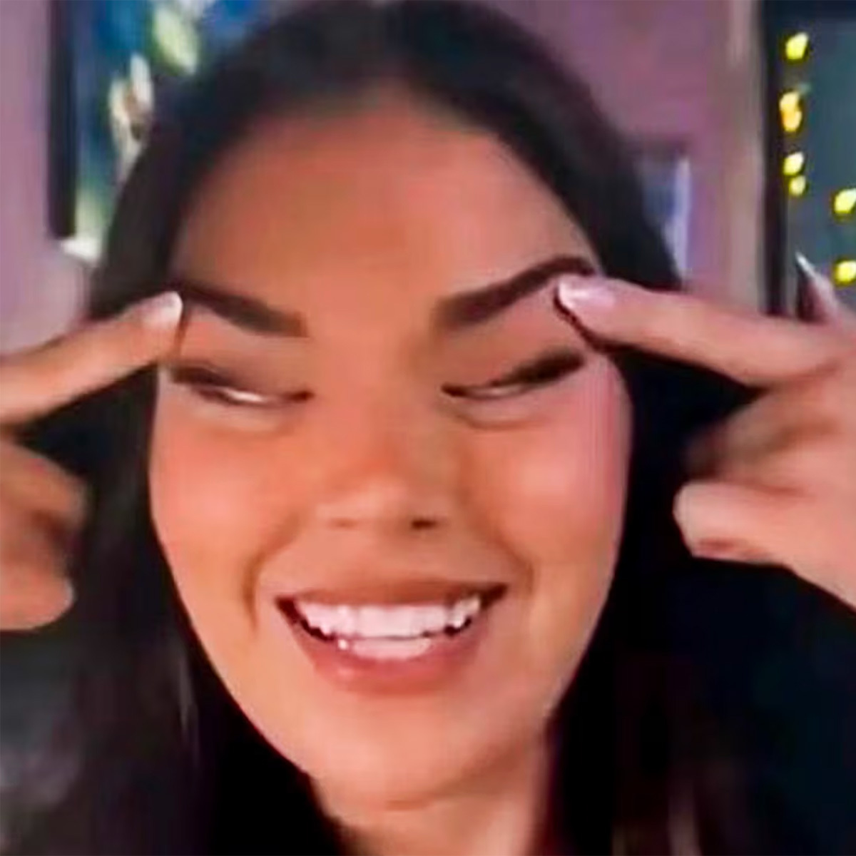 💥芬兰小姐选美翻车！议员竟用“眯眼照”护航，引爆全球怒火！