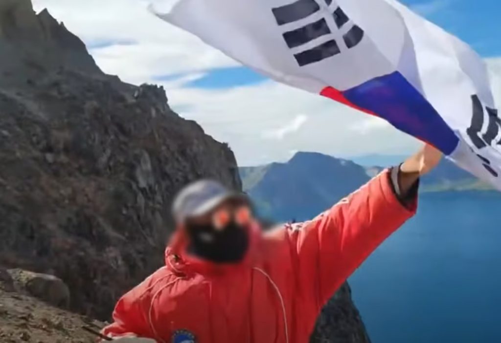 🇰🇷💥韩国网红激怒中国警察！挥旗唱国歌，结果被拒入境！