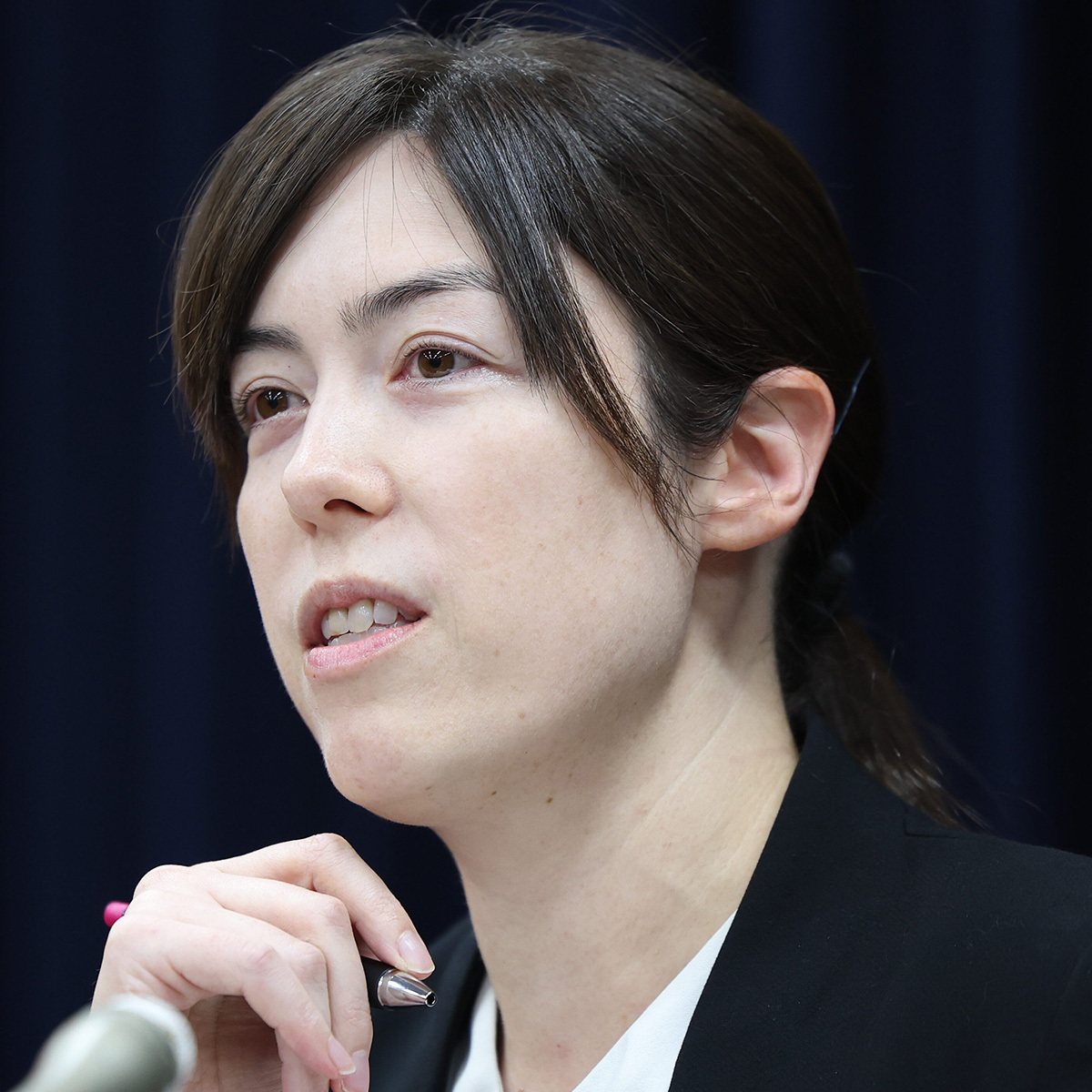 💥大臣怒了！记者追问“统一教会”，现场气氛凝固！