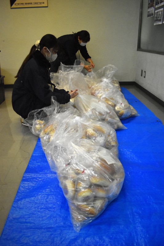 🍞停课啦！学校餐包大甩卖，排队买回忆！