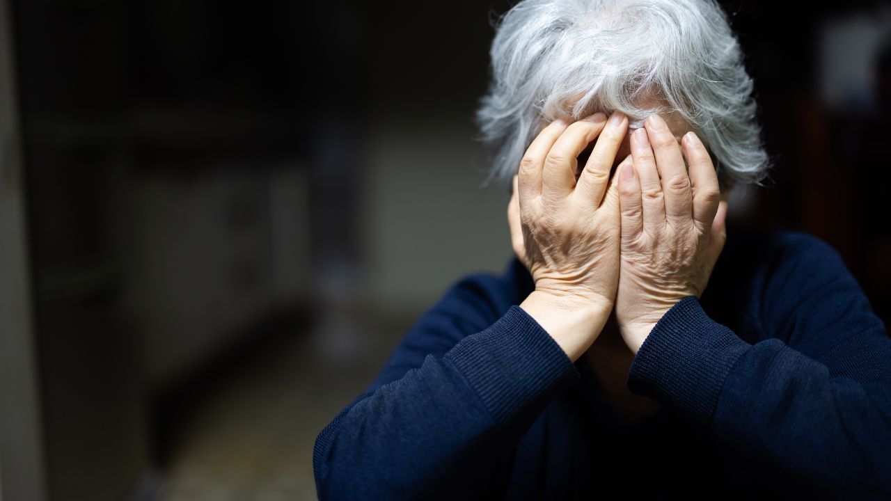 💔 84岁老人的崩溃：月13万养老金也挡不住的“他”！