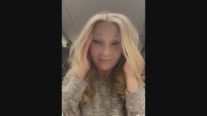 💥芬兰首相道歉！“眯眼”手势引争议！ 封面