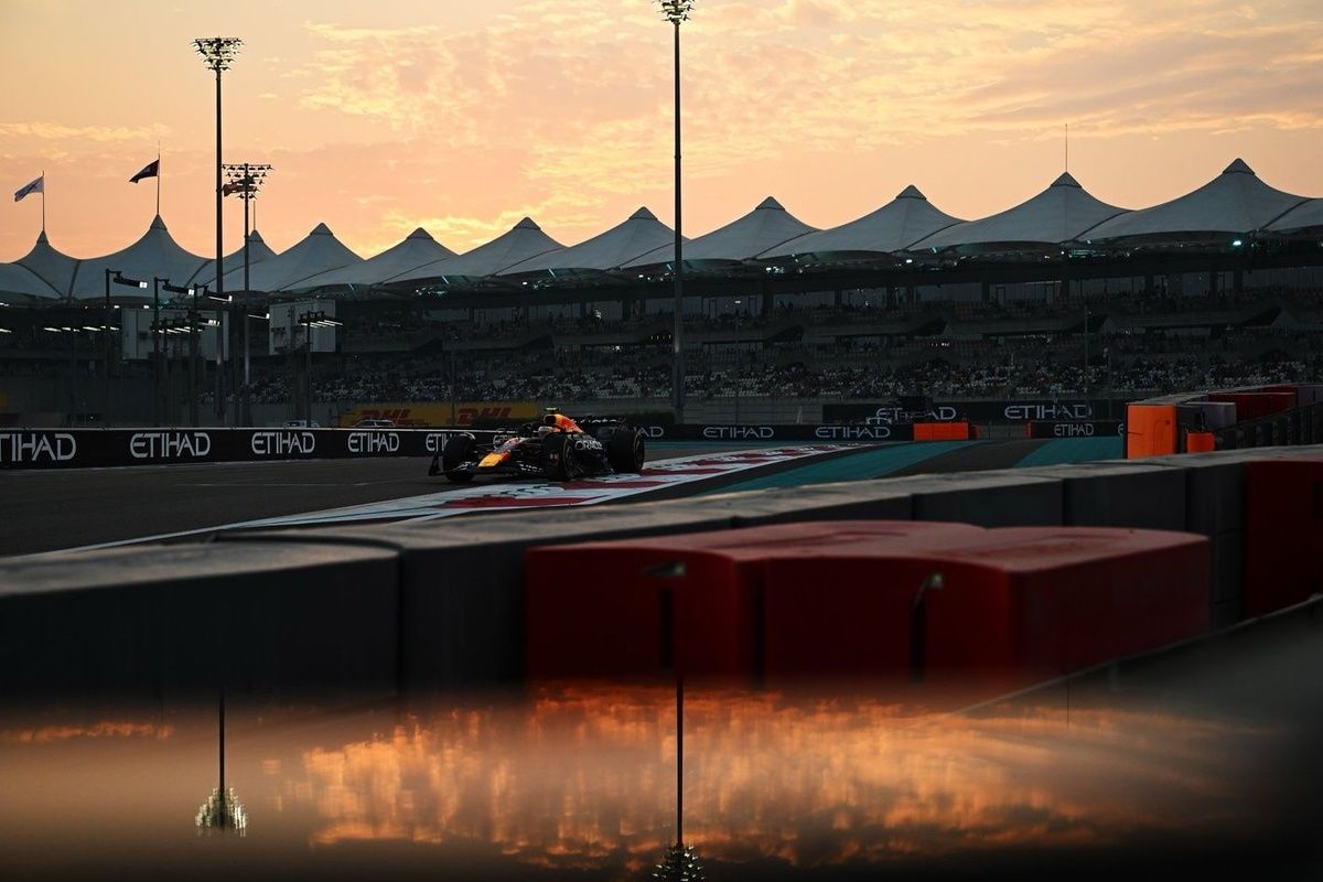 🔥诺里斯闪电夺冠！维斯塔潘紧随其后，角田苦战！