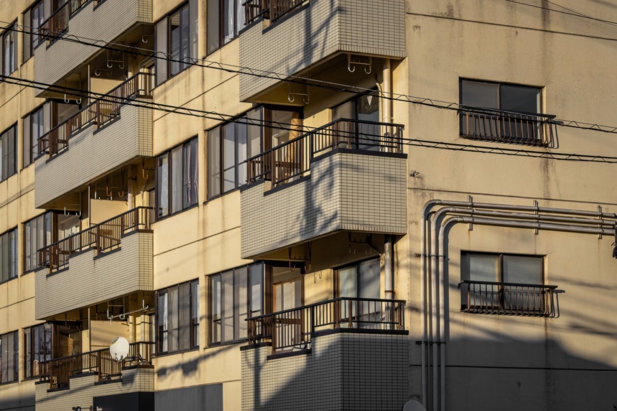 😱儿子合租房的惊人一幕：晾晒的衣物竟是…！