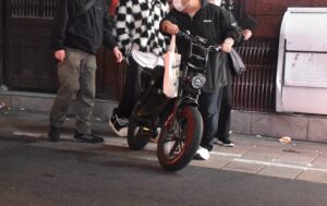 🛵 查违章！骑手怒怼：我这叫代步！ 封面