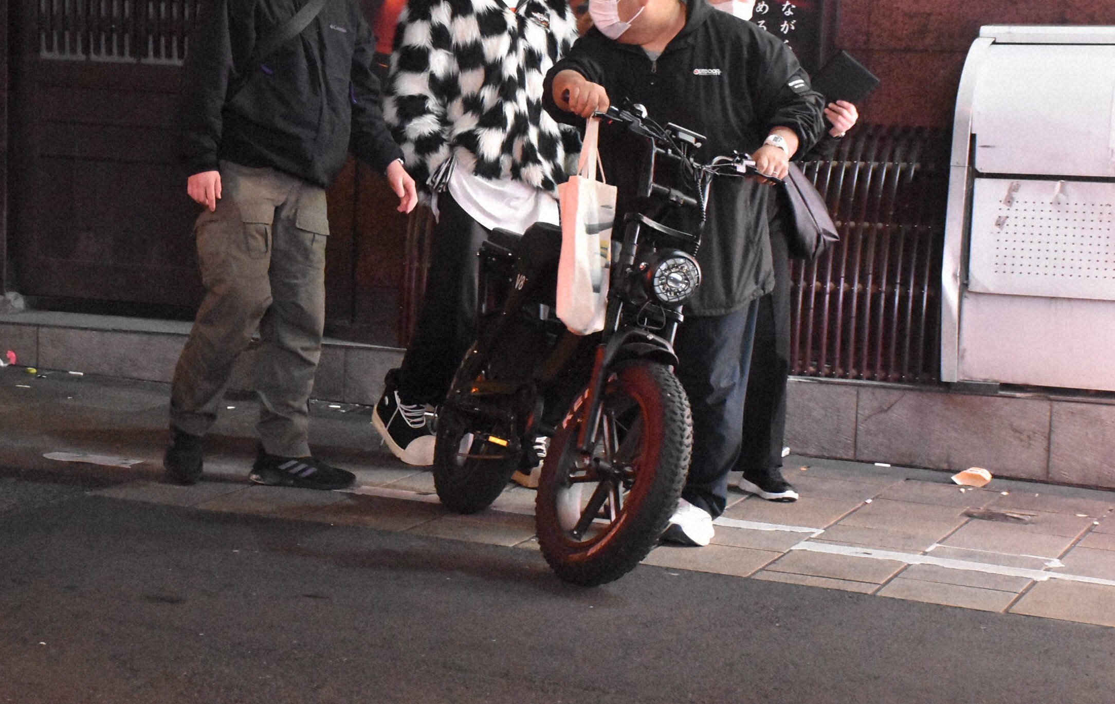 🛵 查违章！骑手怒怼：我这叫代步！