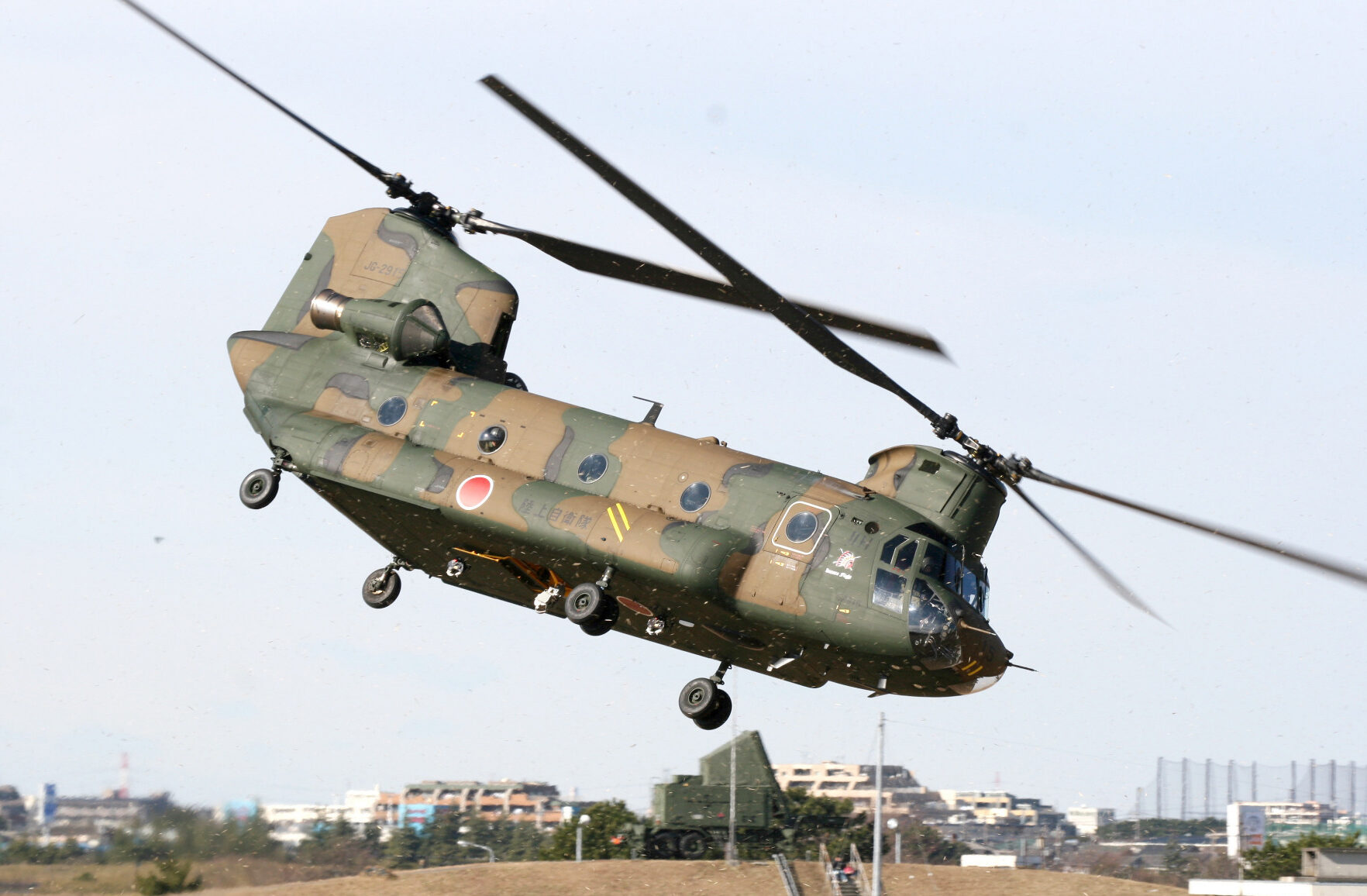 🚨直击！直升机遭激光“袭击”，悬在空中10分钟！