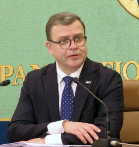 💥芬兰首相道歉！议员“眯眼”姿势引发争议！ 封面