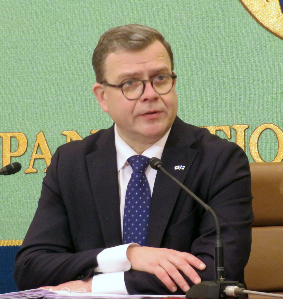 💥芬兰首相道歉！议员“眯眼”姿势引发争议！