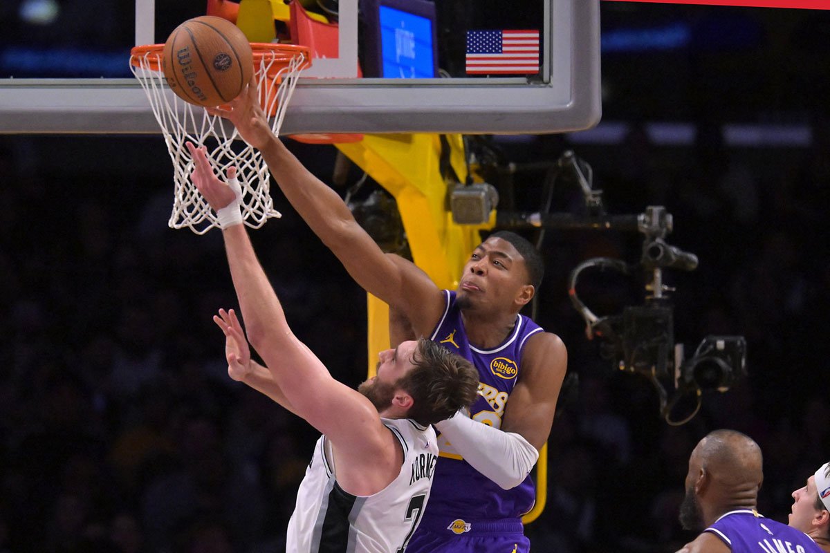 🏀湖人弃用八村塁？为求强悍防守！